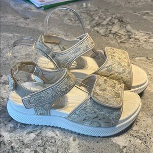 Oncai NEW Beige Sandals Tan Sandals Size 8.5